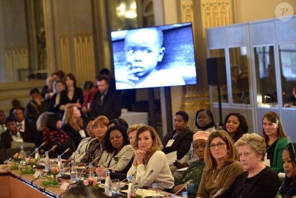 Valérie Trierweiler au musée d'Orsay le 6 décembre 2013, lors d'une réunion pour dénoncer vendredi à Paris les viols systématiques, "armes de guerre" dans les zones en conflits avec les femmes des chefs d'Etats africains