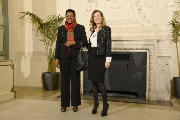 Denise Nkurunziza Bucumi, première dame du Burundi et Valérie Trierweiler au musée d'Orsay le 6 décembre 2013, dans le cadre d'une réunion pour dénoncer vendredi à Paris les viols systématiques, "armes de guerre" dans les zones en conflits