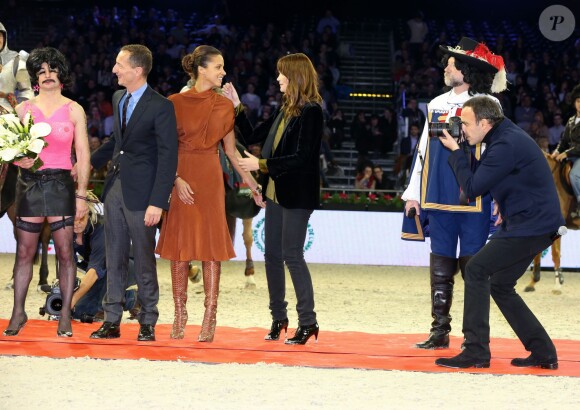 Noémie Lenoir, Marina Hands et Nikos Aliagas lors de l'épreuve Style & Competition for AMADE aux Gucci Masters de Villepinte le 7 décembre 2013