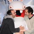 Le comédien Bruno Solo et Serge Hazanavicius lors de la présentation de la nouvelle attraction du Futuroscope consacrée aux Lapins Crétins à Poitiers le 7 décembre 2013.