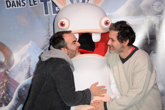 Le comédien Bruno Solo et Serge Hazanavicius lors de la présentation de la nouvelle attraction du Futuroscope consacrée aux Lapins Crétins à Poitiers le 7 décembre 2013.