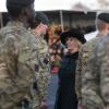 La duchesse Camilla de Cornouailles lors d'une cérémonie de bienvenue pour le retour des troupes à Camp Bulford, dans le Wiltshire