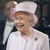 La reine Elizabeth II à Westminster pour admirer le vitrail du jubilé de diamant, le 6 décembre 2013