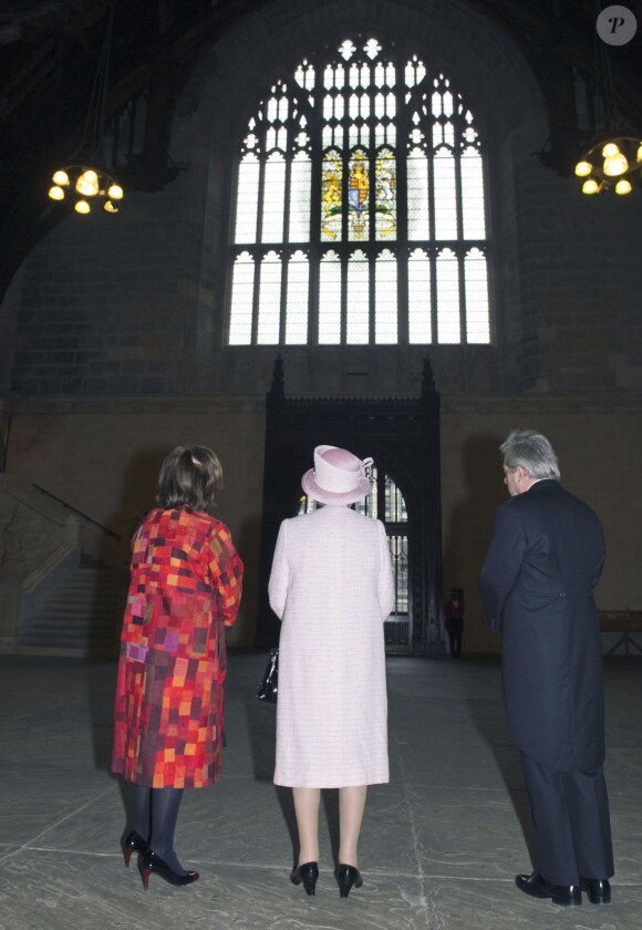 La reine Elizabeth II à Westminster pour admirer le vitrail du jubilé de diamant, le 6 décembre 2013