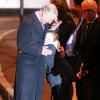 Le prince Charles en visite à Glasgow sur les lieux du crash d'hélicoptère, le 6 décembre 2013