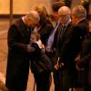Le prince Charles en visite à Glasgow sur les lieux du crash d'hélicoptère, le 6 décembre 2013