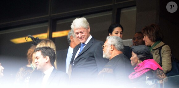 Ed Miliband et Bill Clinton lors de l'hommage à Nelson Mandela au Soccer City Stadium à Soweto, le 10 décembre 2013.