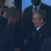 Poignée de main historique entre Barack Obama et Raul Castro à Soweto pour l'hommage à Nelson Mandela le 10 décembre 2013.