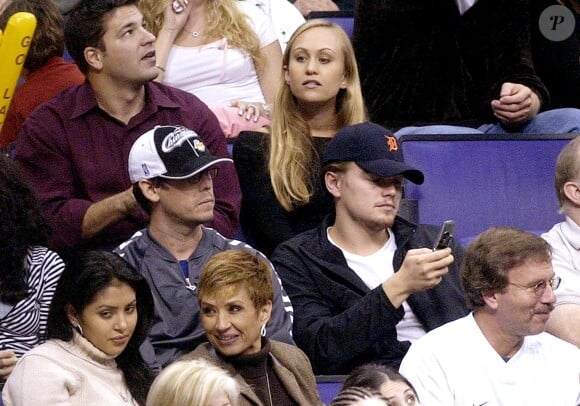 Leonardo DiCaprio et son demi-frère Adam Farrar devant un match de basket à Los Angeles, le 25 novembre 2003.