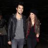 Taylor Lautner et sa petite amie Marie Avgeropoulos arrivent au concert de Jay Z au Staples Center de Los Angeles, le 9 décembre 2013.