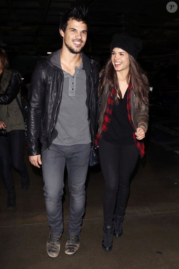 Taylor Lautner et sa petite amie Marie Avgeropoulos arrivent au concert de Jay Z au Staples Center de Los Angeles, le 9 décembre 2013.