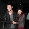 Taylor Lautner et sa petite amie Marie Avgeropoulos au concert de Jay-Z au Staples Center à Los Angeles. Le 9 décembre 2013.