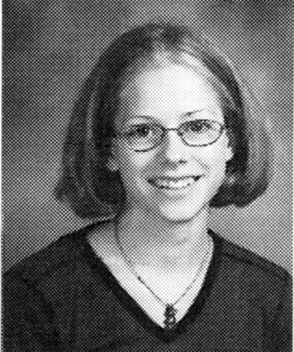 Avril Lavigne à l'âge de 16 ans en 2000. La future star entame sa première année de lycée à la Napanee District Secondary School au Canada.