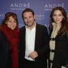 Shirley Bousquet, Lionel Giraud (président d'André) et Frédérique Bel à l'inauguration de la nouvelle boutique "André" à Paris, le 10 décembre 2013.