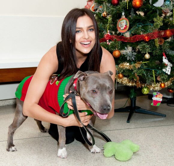 Irina Shayk, de passage au centre d'adoption de l'ASPCA à New York. Le 10 décembre 2013.