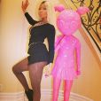 Pour ses 31 ans, Nicki Minaj a reçu un cadeau une sculpture rose de l'artiste Hebru Brantley.