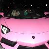 Nicki Minaj arrive en Lamborghini rose au restaurant Philippe pour fêter son 31e anniversaire. Beverly Hills, le 8 décembre 2013.