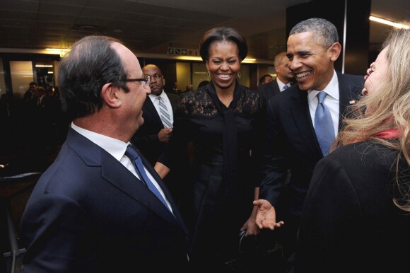François Hollande et Valérie Trierweiler saluent Michelle et Barack Obama le 10 décembre à Soweto lors de l'hommage à Nelson Mandela.
