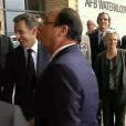 Sur le tarmac de l'aéroport, François Hollande demande à Nicolas Sarkozy où est son avion, le 10 décembre 2013 à Soweto, après l'hommage à Nelson Mandela.