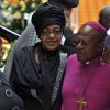 Winnie Mandela et Desmond Tutu à Johannesburg le 10 décembre 2013.