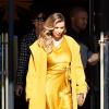 Kim Kardashian, lumineuse dans son manteau Max Mara, quitte le centre commercial Barneys New York avec son fiancé Kanye West et sa mère Kris Jenner. Beverly Hills, le 11 décembre 2013.