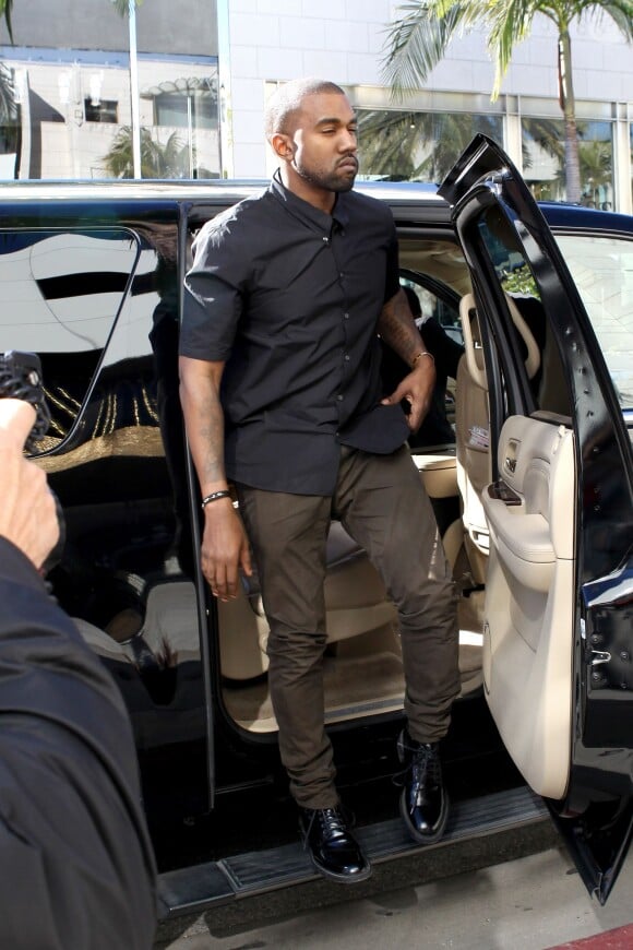 Kanye West, en pleine séance shopping avec sa fiancée Kim Kardashian et sa future belle-mère Kris Jenner, se rend à la boutique Chanel sur Rodeo Drive. Beverly Hills, le 11 décembre 2013.