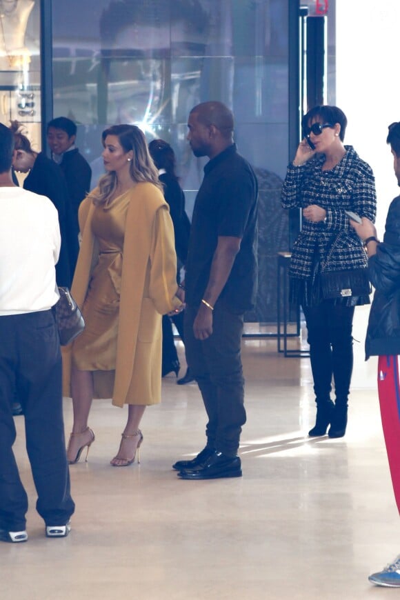 Kim Kardashian, Kanye West et Kris Jenner, en pleine séance shopping dans la boutique Chanel située sur Rodeo Drive. Beverly Hills, le 11 décembre 2013.