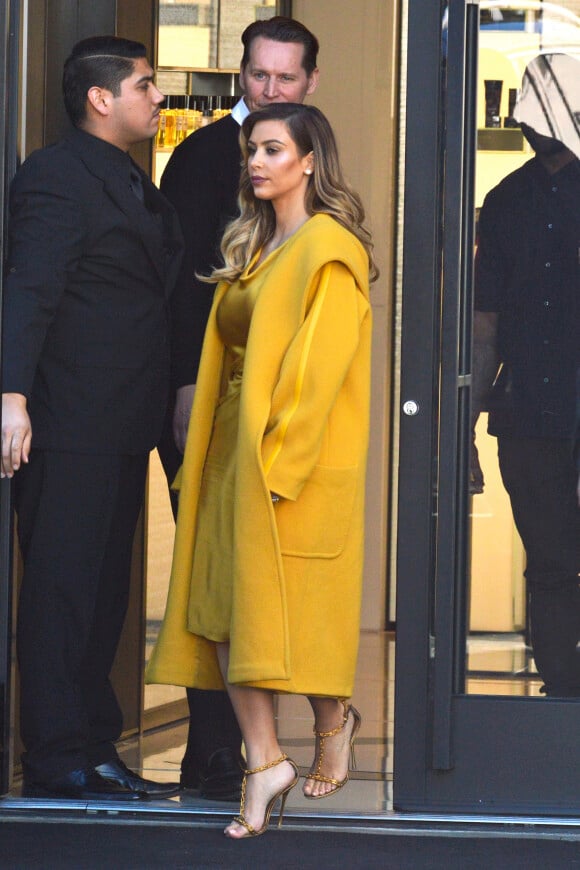 Kim Kardashian, son fiancé Kanye West et sa mère Kris Jenner quittent la boutique Chanel situé sur Rodeo Drive. Beverly Hills, le 11 décembre 2013.