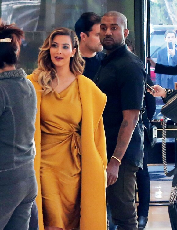 Kim Kardashian, son fiancé Kanye West et sa mère Kris Jenner font leurs emplettes dans la boutique Chanel. Le 11 décembre 2013.