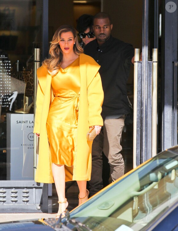 Kim Kardashian, surprise à la sortie du centre commercial Barneys New York avec son fiancé Kanye West et sa mère Kris Jenner. Beverly Hills, le 11 décembre 2013.