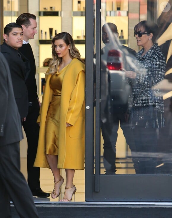 Kim Kardashian, Kanye West et sa mère Kris Jenner quittent la boutique Chanel à Beverly Hills. Le 11 décembre 2013.