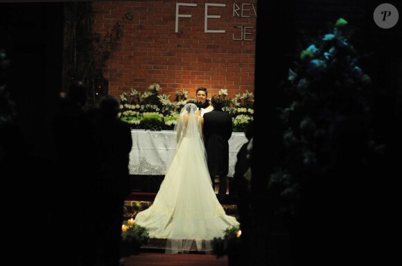 Diego Forlan et sa belle Paz Cardoso lors de leur mariage à Montevideo le 12 décembre 2013.