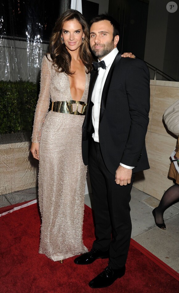 Alessandra Ambrosio et son fiancé Jamie Mazur assistent au gala Inspiration de l'amFAR, aux studios Milk. Los Angeles, le 12 décembre 2013.