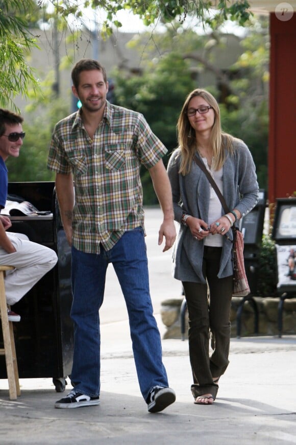 Exclusif - Paul Walker avec sa compagne Jasmine Pilchard-Gosnell à Montecito le 28 octobre 2010.