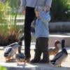 Exclusif - L'actrice Jennifer Garner et son fils Samuel donnent à manger aux canards dans un parc de Santa Monica le 10 décembre 2013.