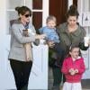 Jennifer Garner va prendre un petit déjeuner avec ses enfants Violet, Seraphina et Samuel au Brentwood Country Mart, le 10 décembre 2013.