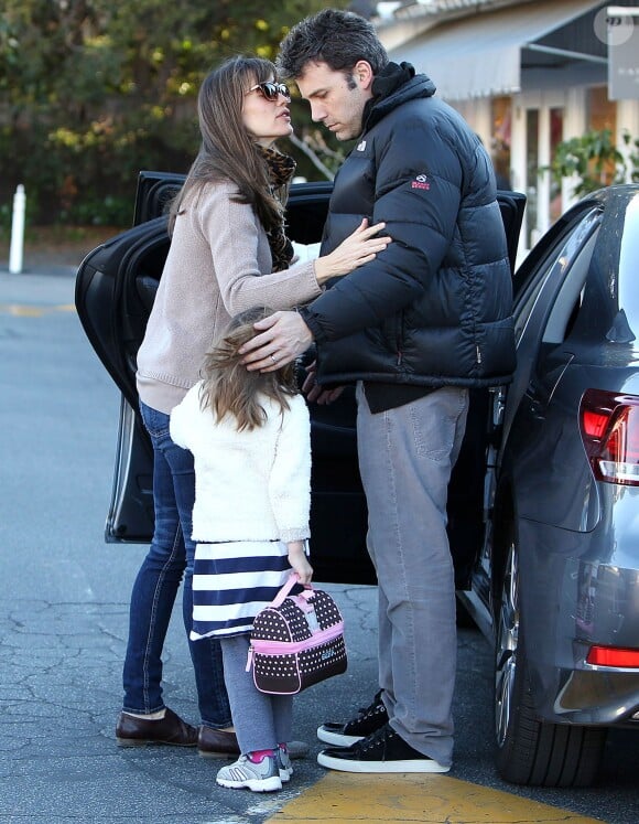 Ben Affleck dépose Jennifer Garner et Violet Affleck au Brentwood Country Mart, Los Angeles, le 11 décembre 2013.
