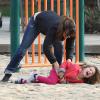 Jennifer Garner avec ses filles Violet et Seraphina au parc avec Ben Affleck à Pacific Palisades, Los Angeles, le 10 décembre 2013.