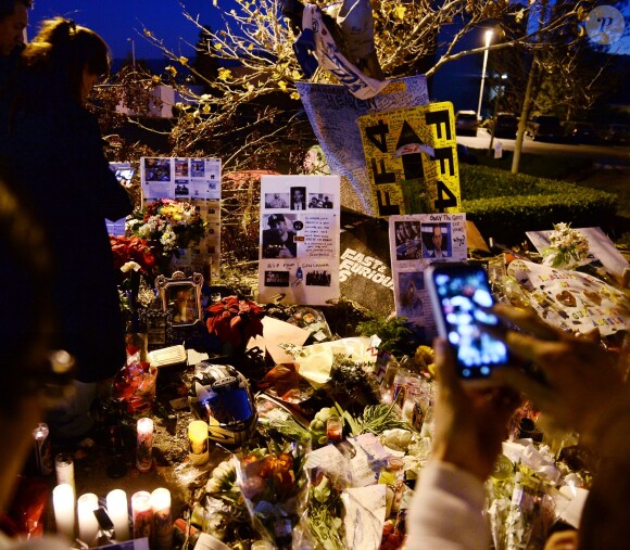 Les hommages à Paul Walker sur les lieux de l'accident à Santa Clarita, le 4 décembre 2013.