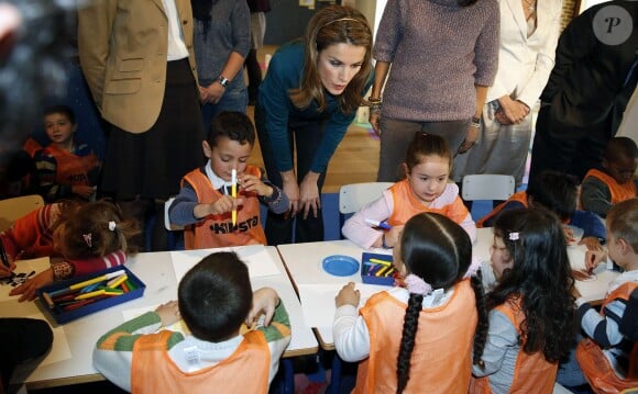 Letizia d'Espagne en visite au 37eme salon du livre jeunesse à Madrid le 13 decembre 2013