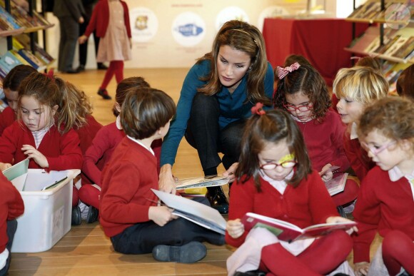 La princesse Letizia d'Espagne en visite au 37eme salon du livre jeunesse à Madrid le 13 decembre 2013