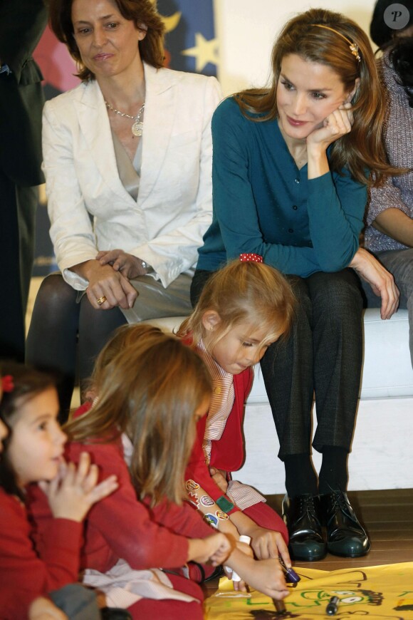 La jolie princesse Letizia d'Espagne en visite au 37eme salon du livre jeunesse à Madrid le 13 decembre 2013