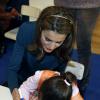 La jolie princesse Letizia en visite au 37eme salon du livre jeunesse à Madrid le 13 decembre 2013