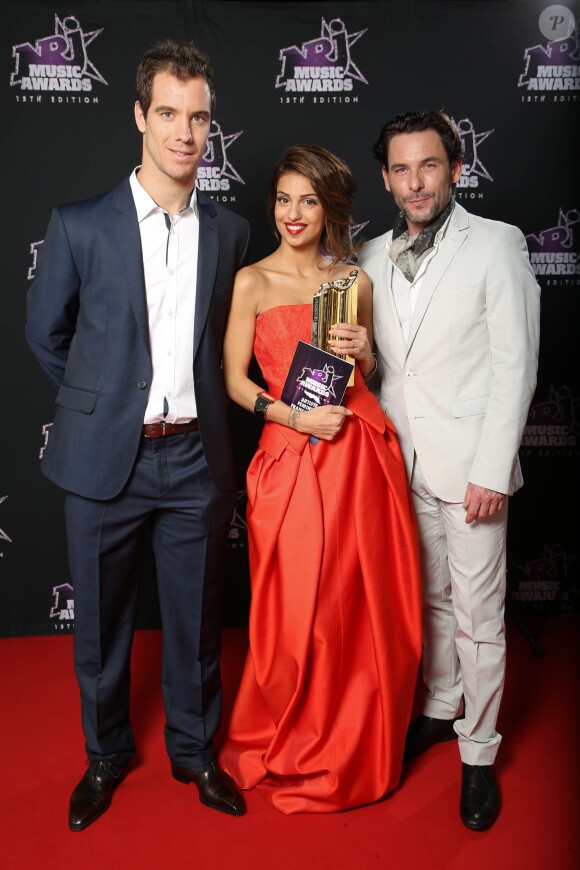 Tal entourée de Richard Gasquet et Sagamore Stévenin lors des 15e NRJ Music Awards 2013, à Cannes le 14 décembre2013.