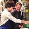 Johnny Hallyday dans les cuisines de L'Acajou avec le chef Jean Imbert à Paris, le 14 décembre 2013.