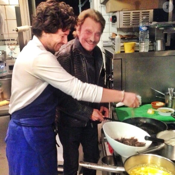Johnny Hallyday dans les cuisines de L'Acajou avec le chef Jean Imbert à Paris, le 14 décembre 2013.
