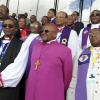 Mgr Mpumlwana, l'archeveque Desmond Tutu et le reverend VG Nyobole lors des funérailles de Mandela à Qunu en Afrique du Sud le 15 décembre 2013.