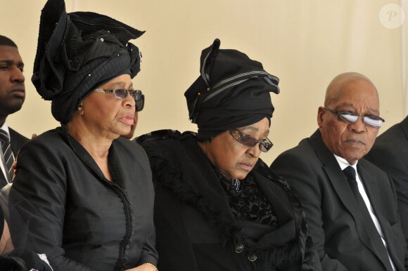 Winnie Mandela, ex-epouse de l'ancien president sud-africain Nelson Mandela, Graça Machel, veuve de Mandela lors de ses funérailles à Qunu en Afrique du Sud le 15 décembre 2013.