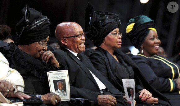 Winnie Mandela, ex-epouse de l'ancien president sud-africain Nelson Mandela, Graça Machel, veuve de Mandela lors de ses funérailles à Qunu en Afrique du Sud le 15 décembre 2013.