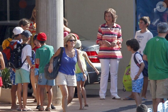 La reine Sofia d'Espagne et ses petits-enfants Froilan et Victoria Federica, accompagnés de leur mere l'Infante Elena, au club nautique de Majorque, le 20 août 2013.
